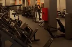 Academia com aparelhos de musculação perto do prédio