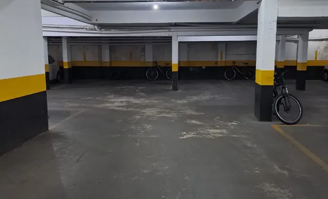 Garagem coberta do prédio com bicicletas estacionadas
