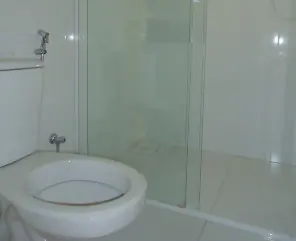 Banheiro da suíte com box de vidro