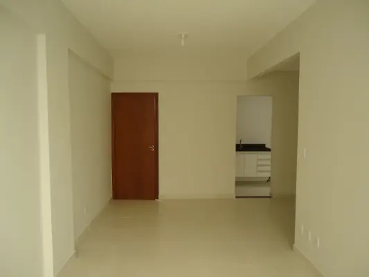 Quarto do apartamento de 2 quartos com suíte, com porta de madeira