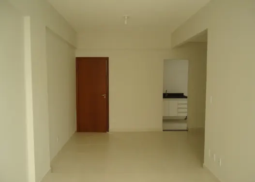 Quarto com piso bege e porta de madeira